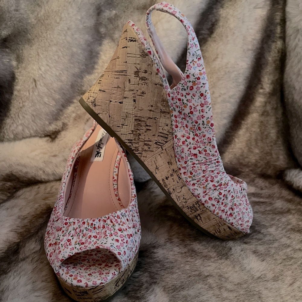 Wedges (flower pattern) 8.5 AE.